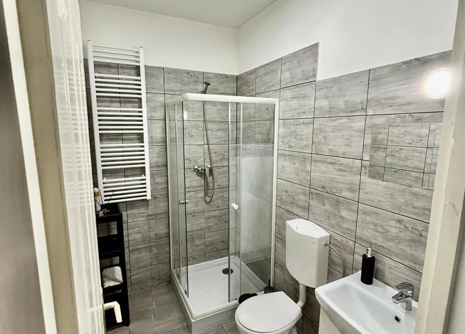 Mira Nest - Budapest City 0*,