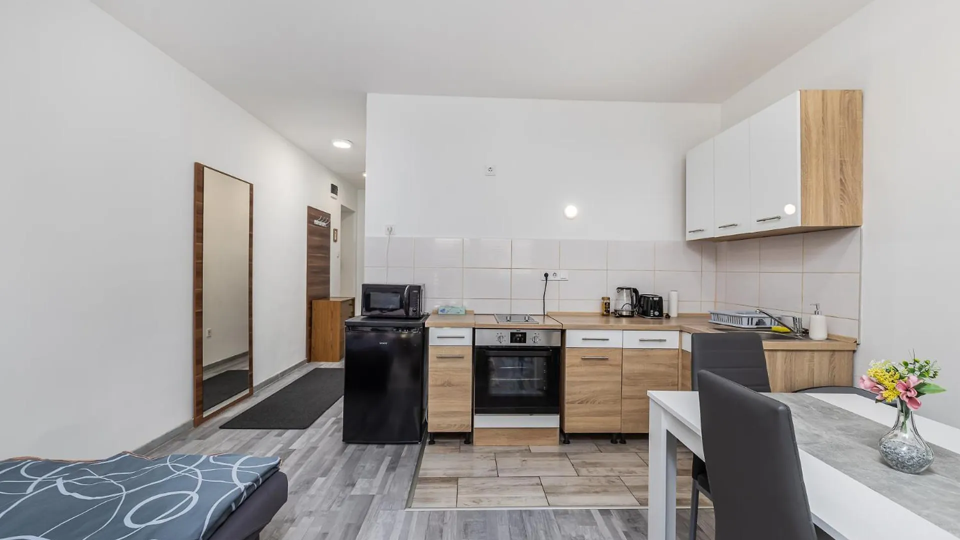 Mira Nest - Budapest City 0*,